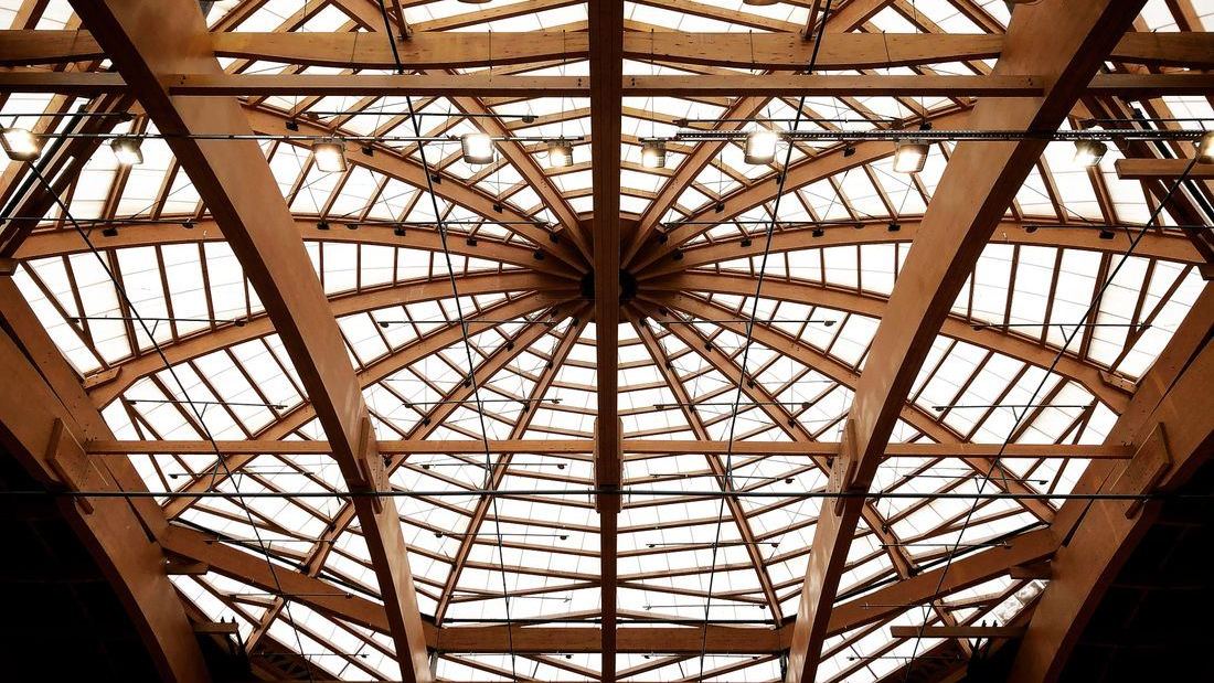 Kuppeldach aus radial verlaufenden Holzträgern mit Oberlichtern