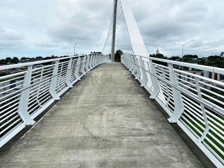 Schrägseilbrücke für Fußgänger und Radfahrer mit hellem Betondeck