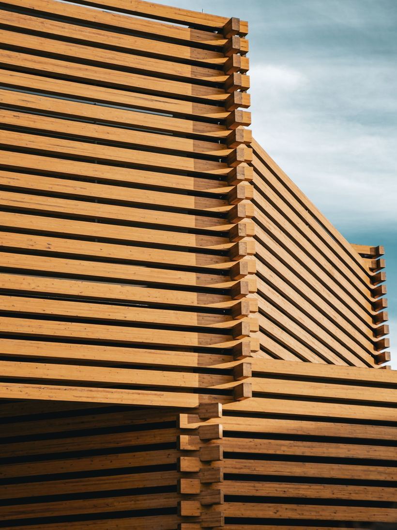 Fassade eines mehrgeschossigen Gebäudes aus waagerechten Holzlamellen