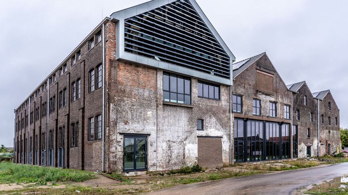 Alter Backsteinspeicher mit neu eingesetzter Glas- und Metallfassade